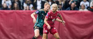 Zum Duell Pernille Harder (re.) und Sarai Linder (li.) dürfte es am Dienstag öfter kommen.  