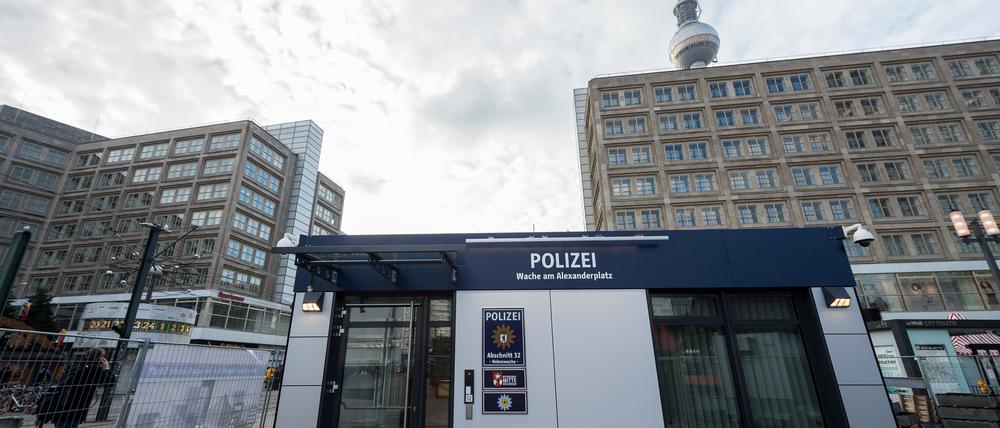Die Wache am Alexanderplatz in Berlin.