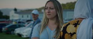 Alisa besucht die Gedenkstätte von Potočari am Jahrestag des Völkermordes von Srebrenica. 