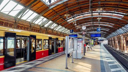 Ein Zug steht im S-Bahnhof Hackescher Markt in Berlin.