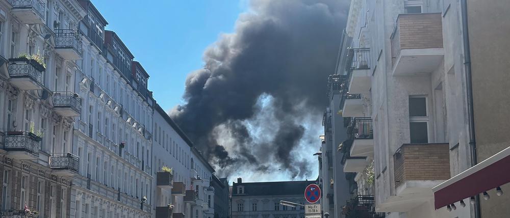Eine große Rauchsäule steht über einem Haus in Berlin-Schöneberg, in dem am 2. Juli ein Feuer ausgebrochen ist.