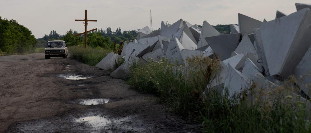 Sogenannte Drachenzähne zur Panzerabwehr in der ukrainischen Region Dnipropetrowsk im Juni (Symbolbild).