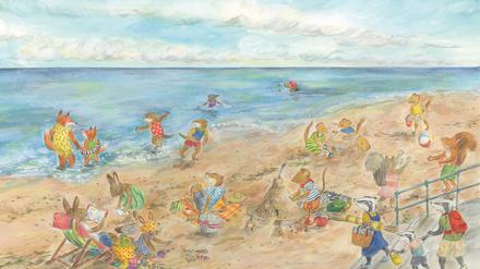 Ausschnitt aus dem Kinderbuch „Mit Maus am Meer“ von Alice Melvin. Zu sehen sind Buntstiftzeichnungen freundlicher Tierfamilien wie Hasen, Füchse und Mäuse am Strand. Sie plantschen, spielen Ball und bauen Sandburgen.