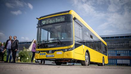 Eine neuer Elektrobus des Niederländischen Herstellers Ebusco, aufgenommen bei der Präsentation des neuen E-Bus-Typs "Ebusco 2.2" der Berliner Verkehrsbetriebe am BVG-Betriebshof Indira-Gandhi-Straße. +++ dpa-Bildfunk +++