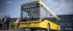 Eine neuer Elektrobus des Niederländischen Herstellers Ebusco, aufgenommen bei der Präsentation des neuen E-Bus-Typs "Ebusco 2.2" der Berliner Verkehrsbetriebe am BVG-Betriebshof Indira-Gandhi-Straße. +++ dpa-Bildfunk +++