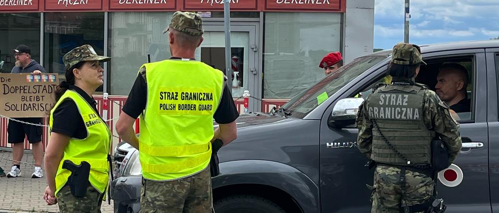 Polnische Polizisten kontrollieren an der Grenze zu Deutschland.