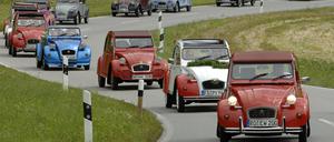 Auch schon 75. Mit der Ente will der Freund wohl das Lebensgefühl der Jugend zurückholen.