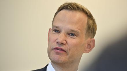 Hendrik Streeck, Bundesbeauftragter für Sucht- und Drogenfragen, stellt im Vivantes Klinikum am Urban vor, wie viele Menschen im vergangenen Jahr an ihrem Konsum von illegalen Drogen verstorben sind.