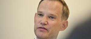 Hendrik Streeck, Bundesbeauftragter für Sucht- und Drogenfragen, stellt im Vivantes Klinikum am Urban vor, wie viele Menschen im vergangenen Jahr an ihrem Konsum von illegalen Drogen verstorben sind.