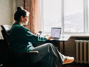 Frau checkt Aktienkurse. Für ein ausgewogenes Portfolio sollten Anleger und Anlegerinnen nicht jedem Trend folgen. 