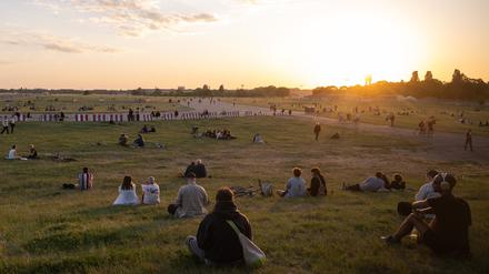 Das Tempelhofer Feld ist die größte und umstrittenste Freifläche Berlins. Eine Mehrheit der Berliner würde dort zumindest am Rand Wohnungen bauen.