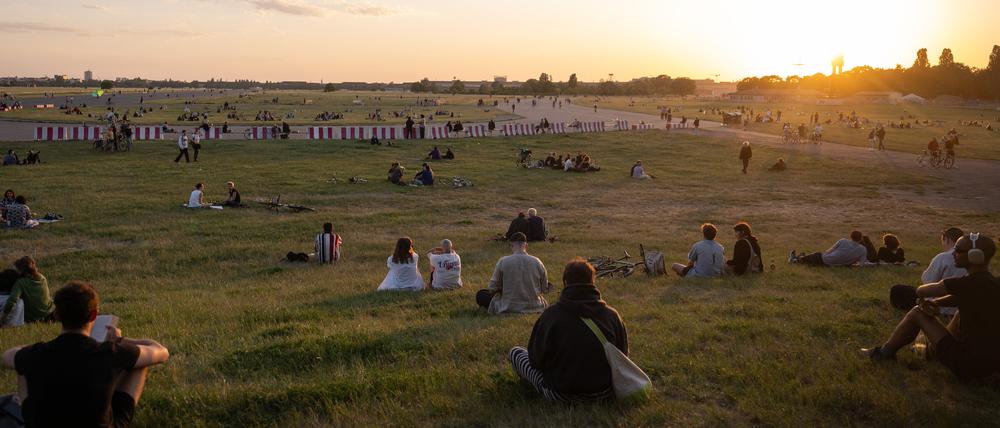 Das Tempelhofer Feld ist die größte und umstrittenste Freifläche Berlins. Eine Mehrheit der Berliner würde dort zumindest am Rand Wohnungen bauen.