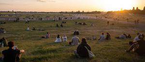Das Tempelhofer Feld ist die größte und umstrittenste Freifläche Berlins. Eine Mehrheit der Berliner würde dort zumindest am Rand Wohnungen bauen.