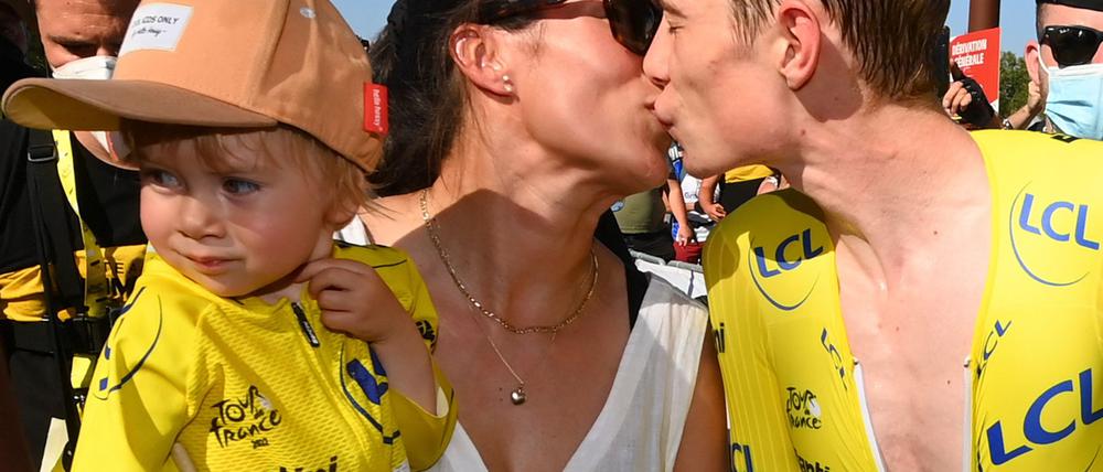Trine Marie Vingegaard Hansen (l) sorgt sich um ihren Ehemann.