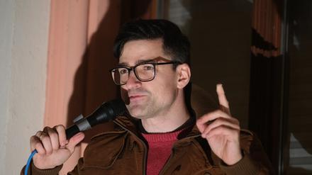 Martin Sellner, Rechtsextremist aus Österreich, spricht bei einer Kundgebung der Identitären Bewegung (Archivbild).