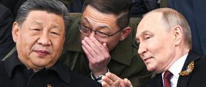 Der russische Präsident Wladimir Putin sitzt neben dem chinesischen Präsidenten Xi Jinping, während sie die jährliche Militärparade zum Tag des Sieges auf dem Roten Platz in Moskau verfolgen (Symbolbild).