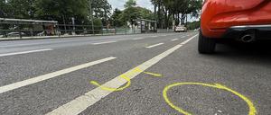 Kreide, aufgezeichnet von der Polizei, zeigen auf der Straße an der Wuhlheide Fundorte von Spuren nach einem tödlichen Verkehrsunfall. (Archivbild)