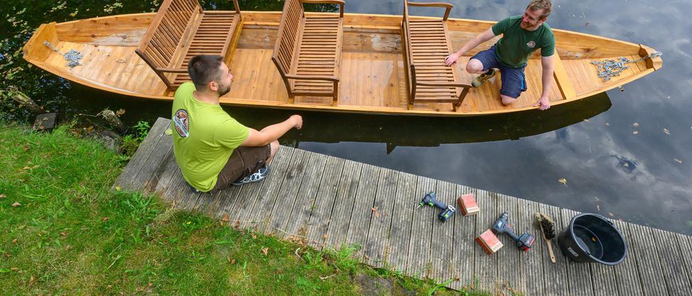 Der Spreewaldkahn von Andreas Zimmer (l) und Marcel Müller besteht aus verleimten Holzplatten.