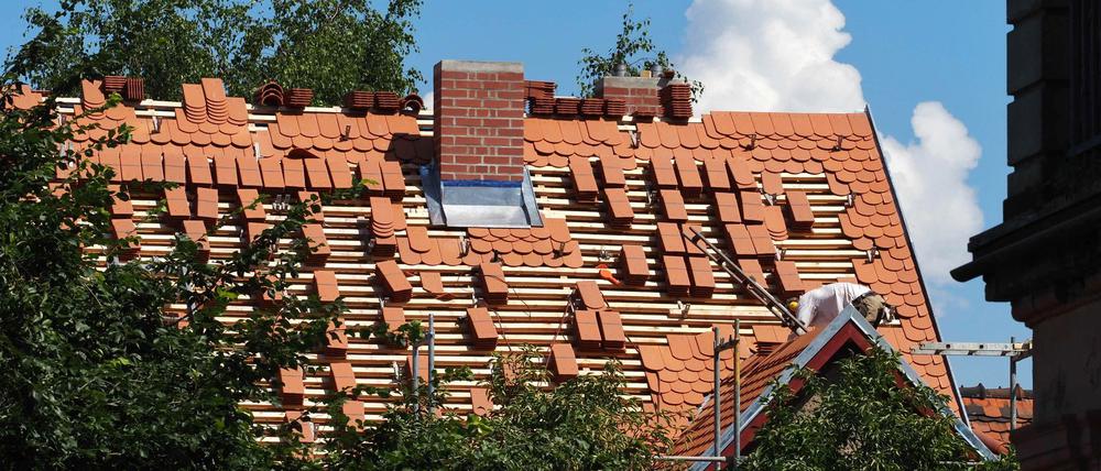 Für den klimagerechten Umbau aller deutschen Wohnimmobilien wären laut einer Studie rund 1,4 Billionen Euro nötig. (Archivbild)