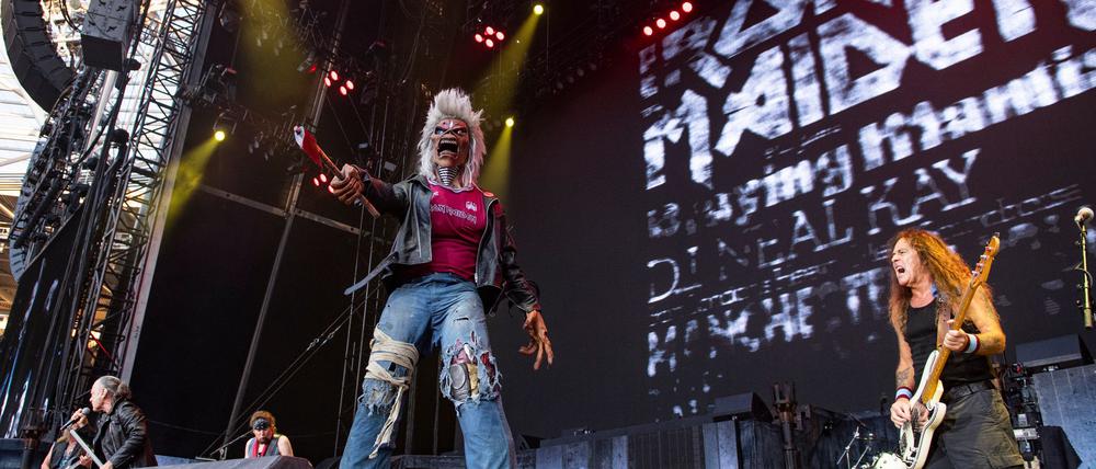 In ihrer Heimatstadt London gaben Iron Maiden ein gefeiertes Konzert vor 75.000 Fans. Maskottchen Eddie ist immer dabei.