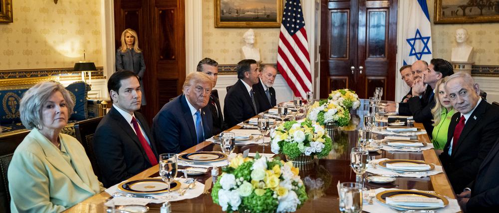 US-Präsident Donald Trump empfing die Delegation um Israelis Premier Benjamin Netanjahu am Montag im Blue Room des Weißen Hauses.