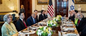US-Präsident Donald Trump empfing die Delegation um Israelis Premier Benjamin Netanjahu am Montag im Blue Room des Weißen Hauses.