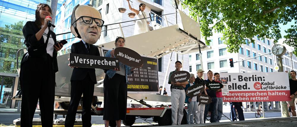 Mit zahlreichen Klagen will die Organisation „Kabul Luftbrücke“ die Fortsetzung des Aufnahmeprogramms für besonders gefährdete Afghaninnen und Afghanen erzwingen.