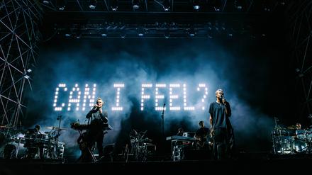 Die Band Massive Attack bei einem Konzert in Mailand.