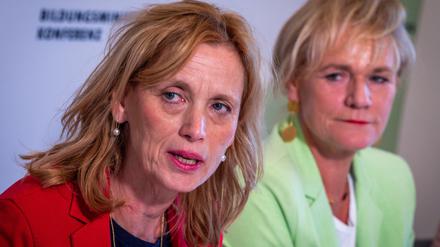 Karin Prien (l, CDU), Bundesbildungsministerin, und Simone Oldenburg (r, Die Linke), die Bildungsministerin von Mecklenburg-Vorpommern und Präsidentin der Bildungsministerkonferenz 2025.