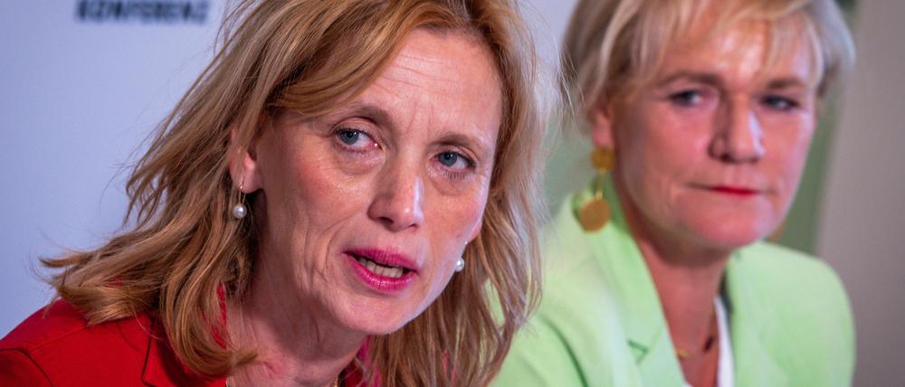 Karin Prien (l, CDU), Bundesbildungsministerin, und Simone Oldenburg (r, Die Linke), die Bildungsministerin von Mecklenburg-Vorpommern und Präsidentin der Bildungsministerkonferenz 2025.