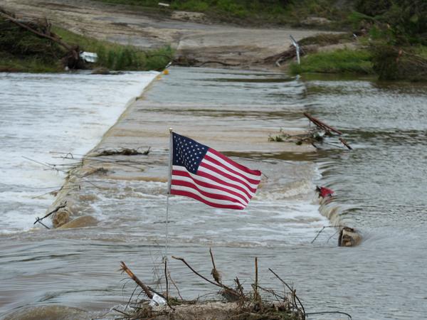 Death toll from flash floods in US state of Texas rises to 104 KERR COUNTY, TEXAS, UNITED STATES - JULY 7: A US flag is seen around the Guadalupe River, which overflowed, contributing to a disaster that has killed at least 104 people across the region, including campers and staff in the US state of Texas on Monday, July 7, 2025. Lokman Vural Elibol / Anadolu Texas United States. Editorial use only. Please get in touch for any other usage. PUBLICATIONxNOTxINxTURxUSAxCANxUKxJPNxITAxFRAxAUSxESPxBELxKORxRSAxHKGxNZL Copyright: x2025xAnadoluxLokmanxVuralxElibolx
