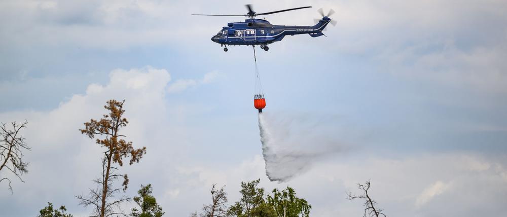 Der Flugdienst der Bundespolizei war in den vergangenen Tagen bei mehreren Waldbränden in Ostdeutschland im Einsatz.