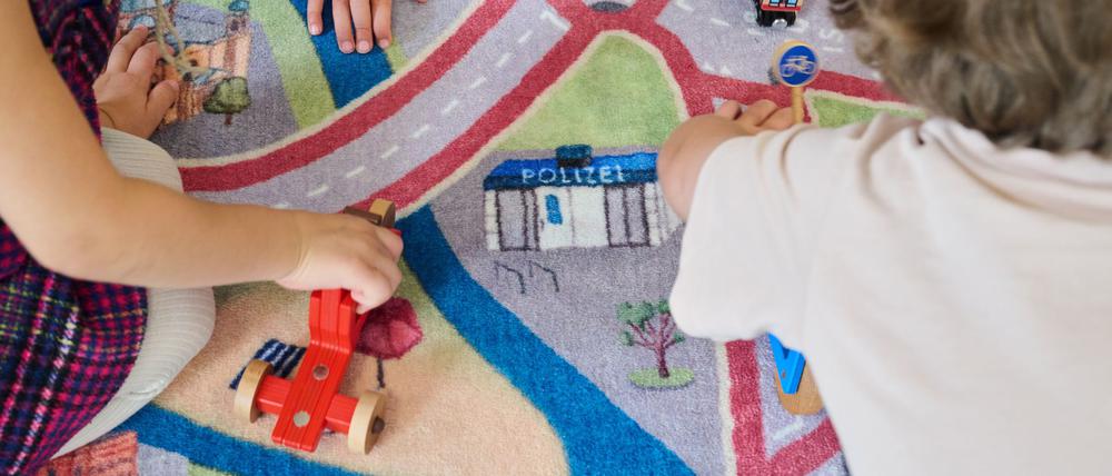 Der Teppich zeigt Alternativen zu Autos auf.