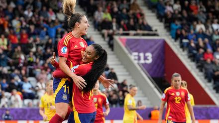 Hoch soll sie leben: Alexia Putellas wird nach ihrem Tor zum 6:2 von Salma Paralluelo geherzt.