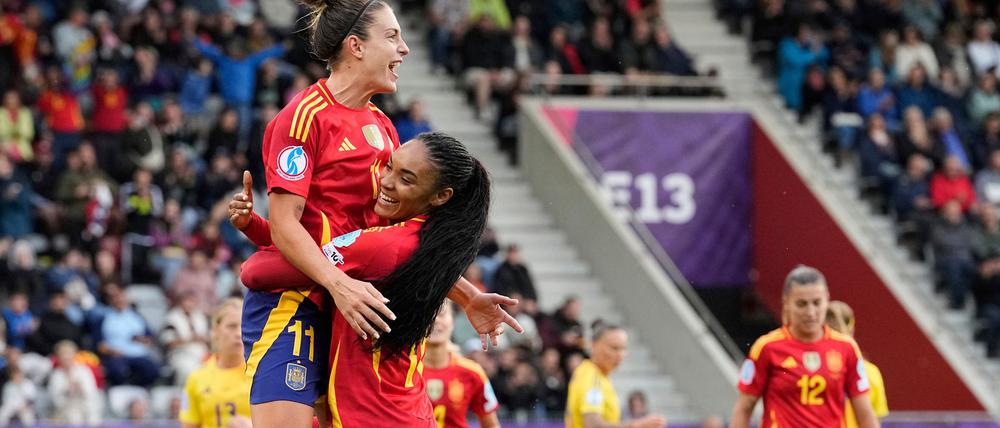 Hoch soll sie leben: Alexia Putellas wird nach ihrem Tor zum 6:2 von Salma Paralluelo geherzt.