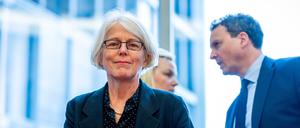 Margaretha Sudhof, Sonderermittlerin zu Corona-Maskenbeschaffungen, nimmt für ihre Befragung vor dem Haushaltsausschuss Platz.
