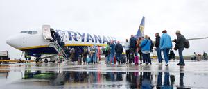 Passagiere steigen auf dem Flughafen Lübeck in eine Boeing 737-800 AS der Fluggesellschaft Ryanair mit dem Ziel Mallorca (Symbolbild).