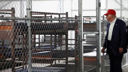 US-Präsident Donald Trump inspiziert das neue Abschiebegefängnis „Alligator Alcatraz“ in Ochopee, Florida. 