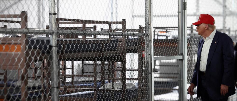 US-Präsident Donald Trump inspiziert das neue Abschiebegefängnis „Alligator Alcatraz“ in Ochopee, Florida.