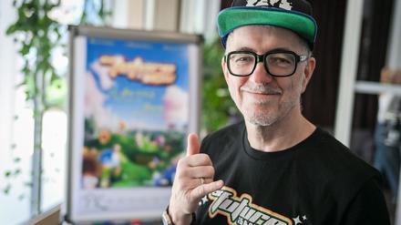 Dr. Motte, DJ und Musiker, gestikuliert auf der Pressekonferenz zur diesjährigen „Rave The Planet Parade - Our Future is now“