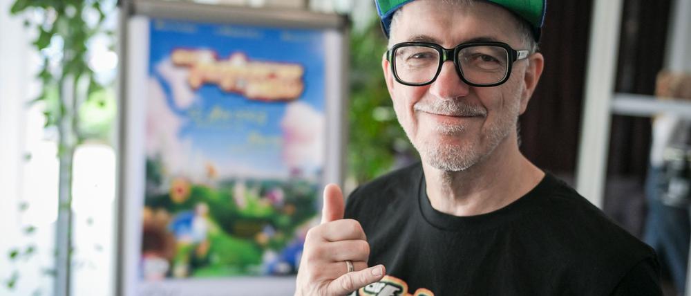 Dr. Motte, DJ und Musiker, gestikuliert auf der Pressekonferenz zur diesjährigen „Rave The Planet Parade - Our Future is now“