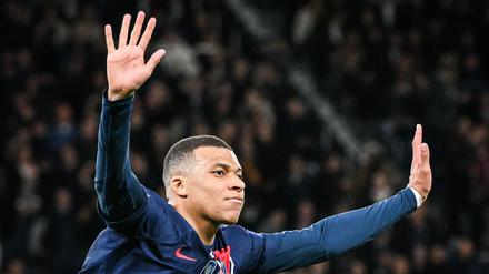 Kylian Mbappé will im Rechtsstreit mit PSG um offene Gehälter die Wogen glätten.