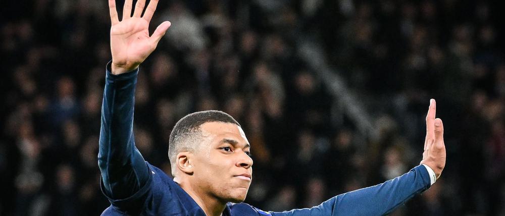 Kylian Mbappé will im Rechtsstreit mit PSG um offene Gehälter die Wogen glätten.