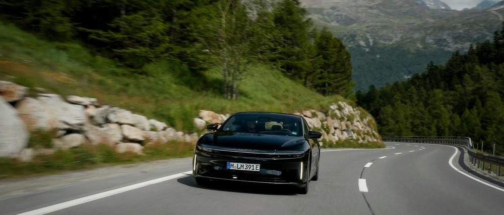 Das Elektroauto von Lucid auf der Fahrt durch die Alpen - mit einer Elektroladung kam es so weit wie noch kein anderes Auto auf den Straßen.