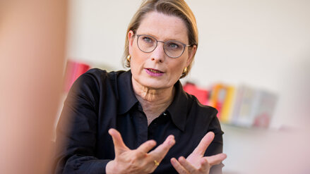 Stefanie Hubig (SPD), Bundesministerin der Justiz und für Verbraucherschutz, aufgenommen bei einem Interview.