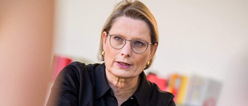 Stefanie Hubig (SPD), Bundesministerin der Justiz und für Verbraucherschutz, aufgenommen bei einem Interview.