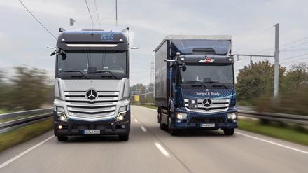 Ein Wasserstoff-Lkw (l) und ein Batterie-Lastwagen von Daimler Truck. 
