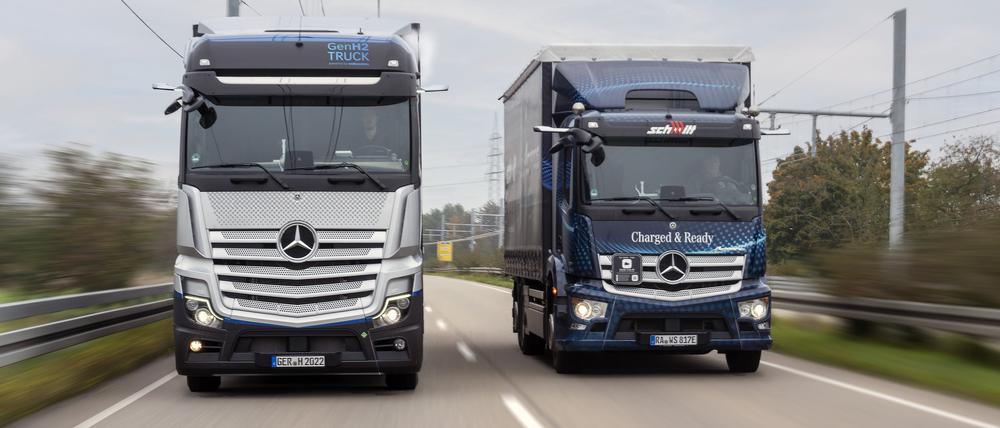 Ein Wasserstoff-Lkw (l) und ein Batterie-Lastwagen von Daimler Truck.