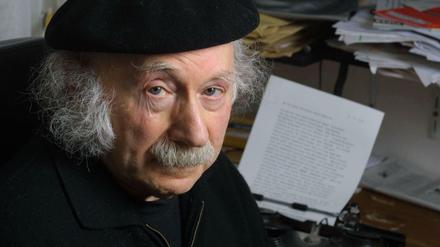 Der Autor Edgar Hilsenrath in seiner Wohnung in Berlin, fotografiert am 31. Oktober 2003.