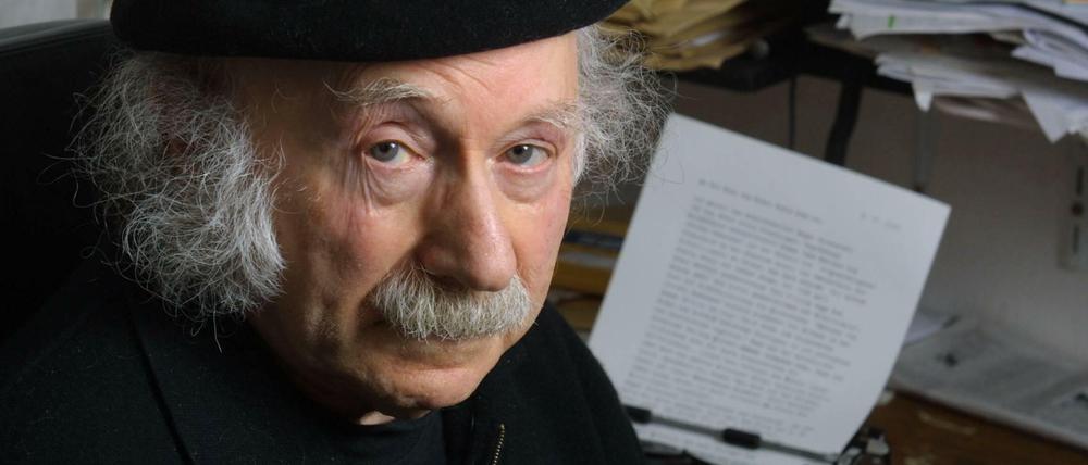Der Autor Edgar Hilsenrath in seiner Wohnung in Berlin, fotografiert am 31. Oktober 2003.
